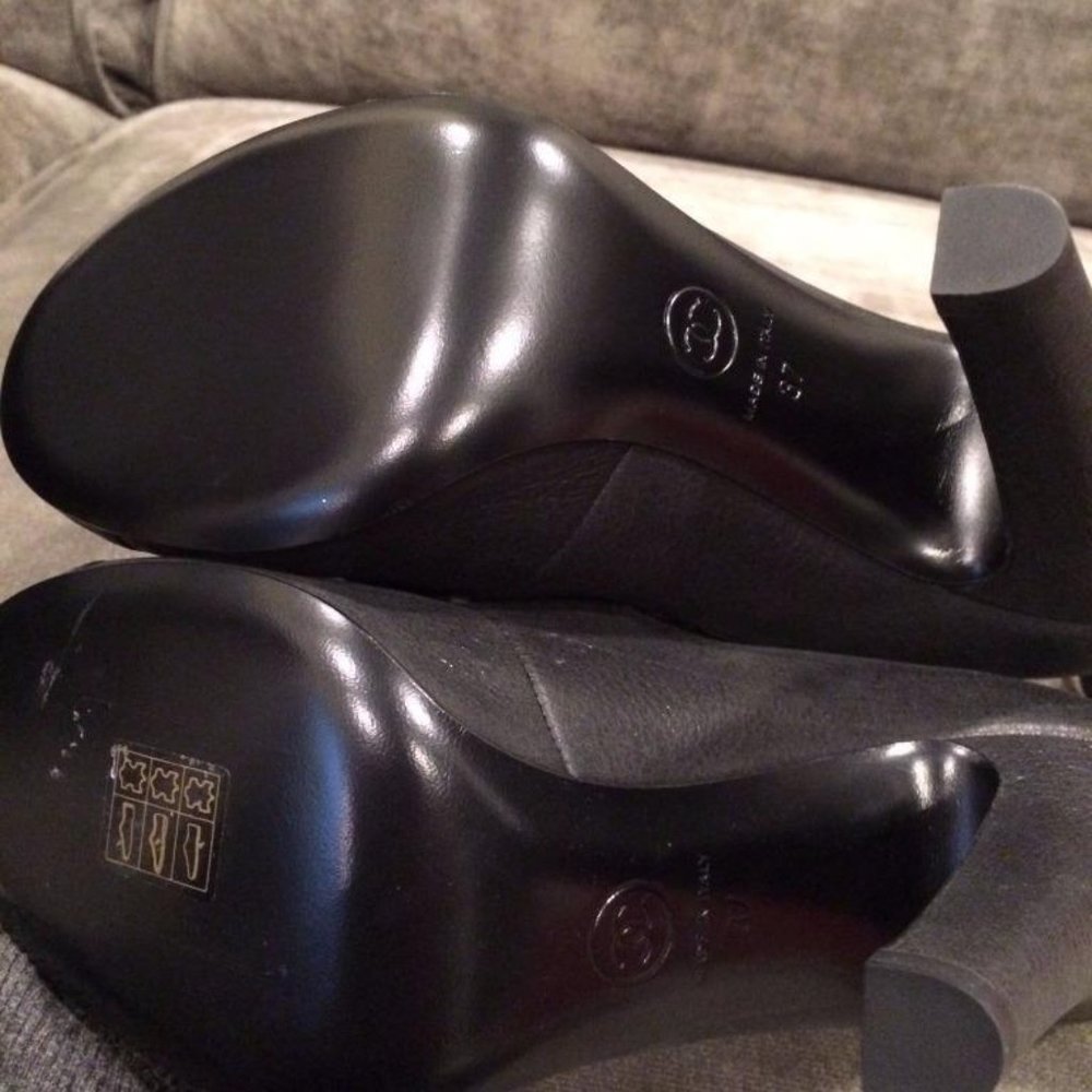CHANEL Black High Heels with Bow Details - Picture 11 of 11